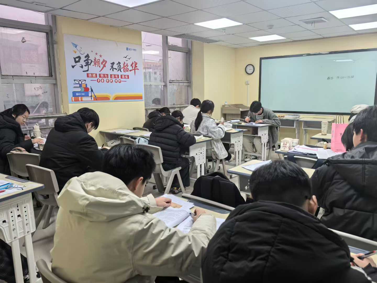 励学教育:优境赋能高效课堂,严教护航学子成长