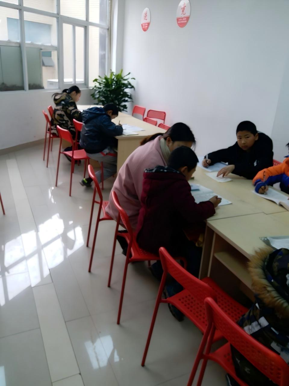 龙新教育:静谧学府式学习空间,沉浸式高效课堂赋能学子