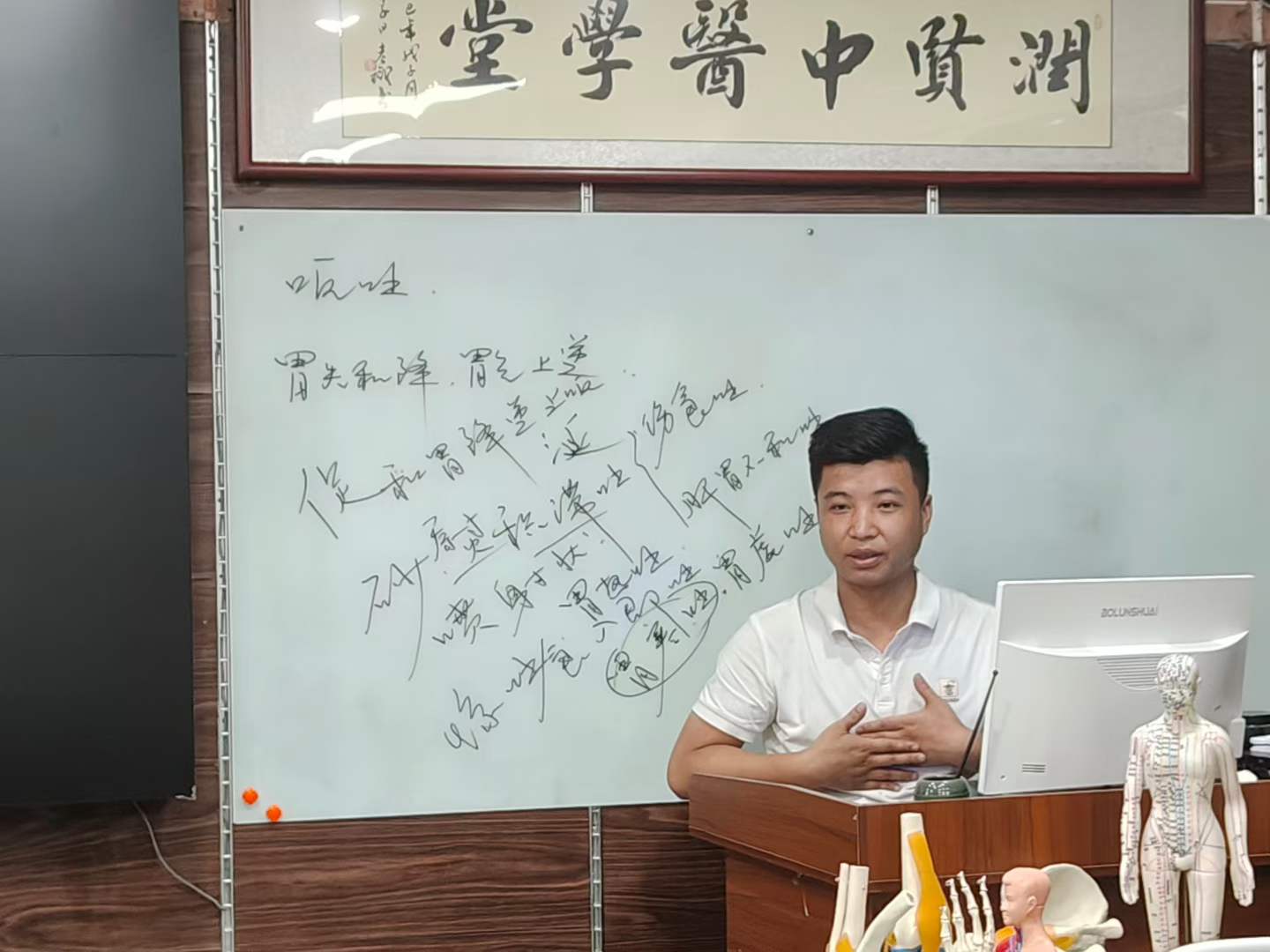 小儿推拿课程进行时[跳跳][跳跳]小伙伴们在记知识重点[666]