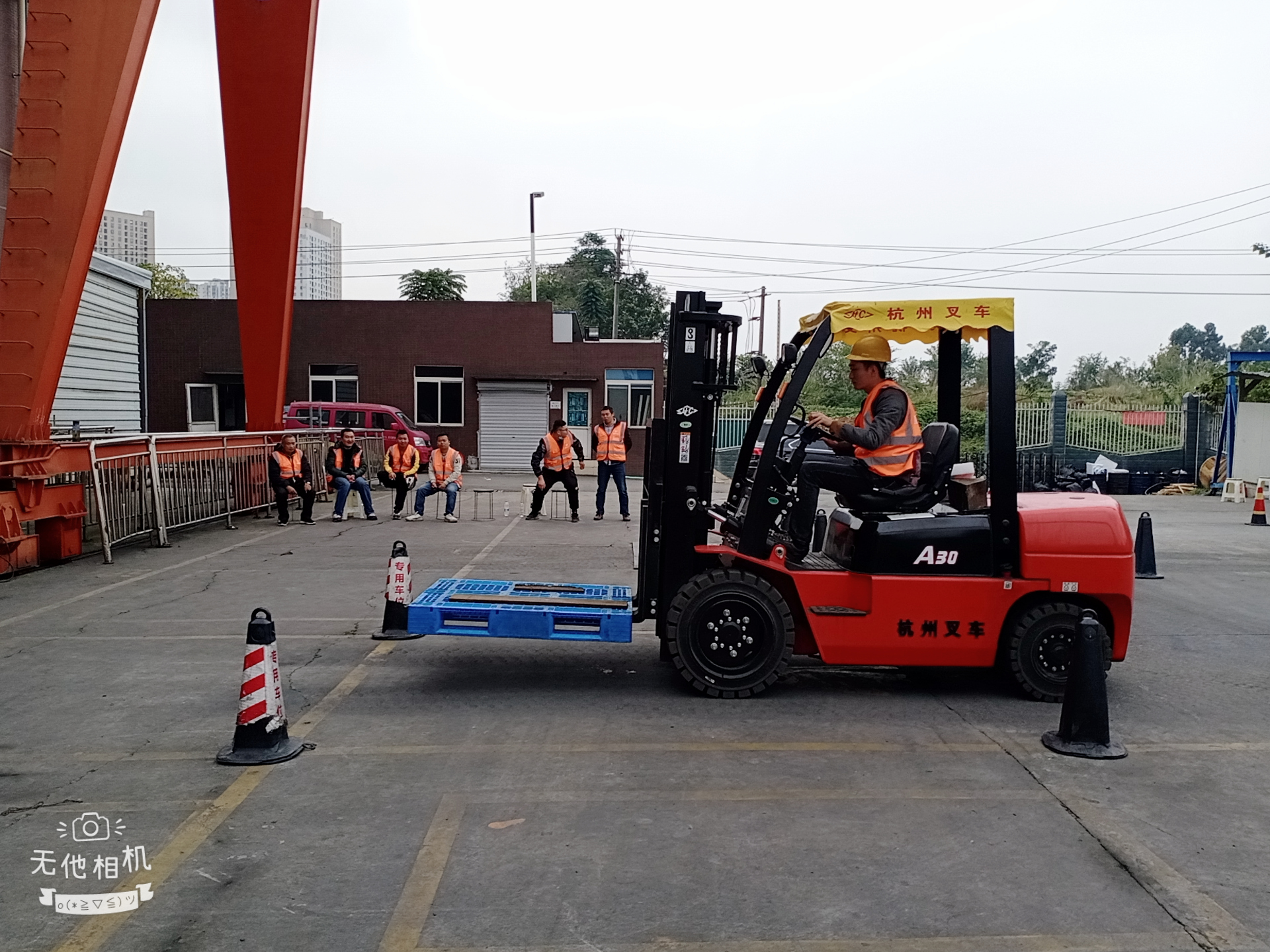 成都想学叉车、考叉车证去哪儿报名？多少钱？怎么报名？成都哪儿有培训叉车的地方？