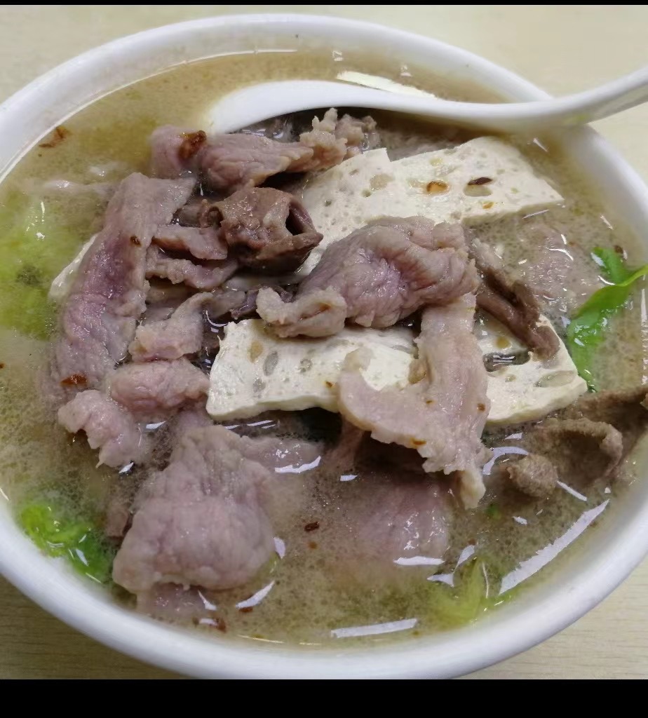啫啫煲作为广式美食的标志性菜品