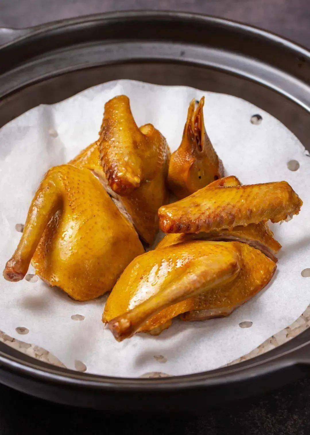 盐煌盐焗乳鸽培训：传承传统盐焗厨工艺，教你做出咸香细嫩的焗乳鸽
