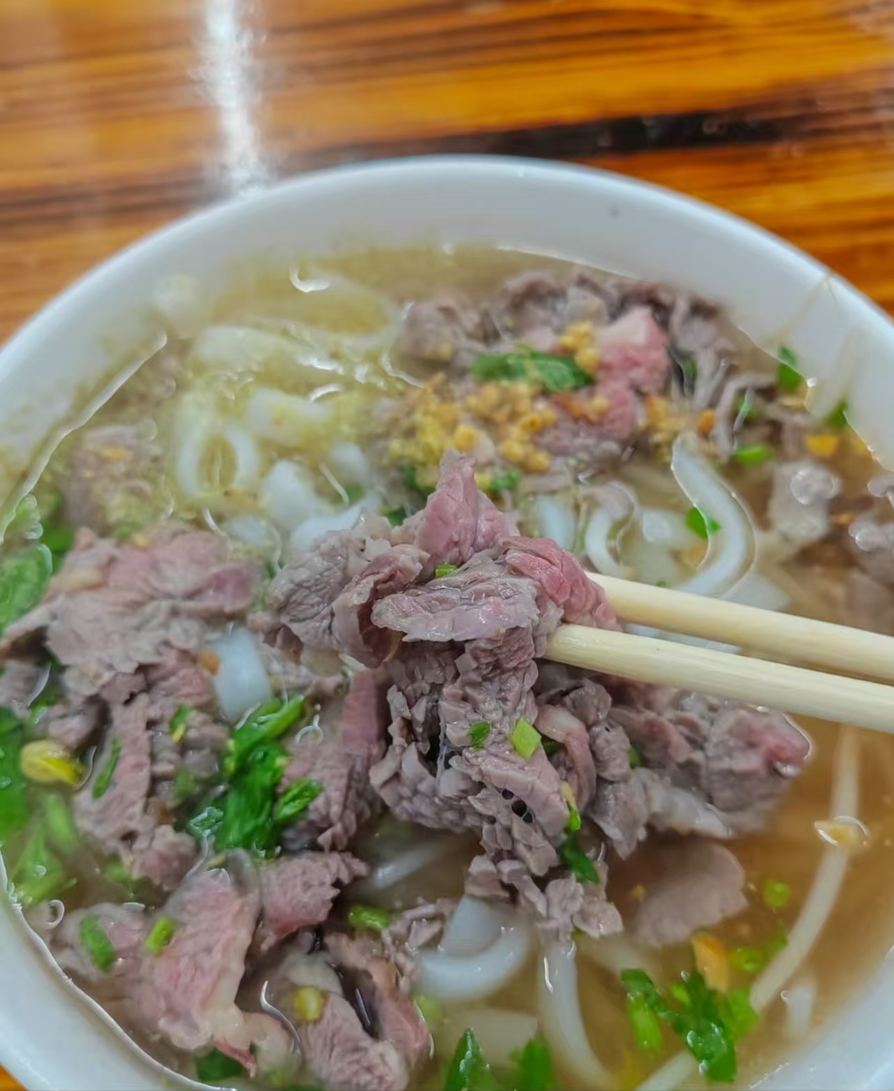 潮汕牛肉粿条凭着那口清甜牛骨汤和嫩到弹牙的现切牛肉