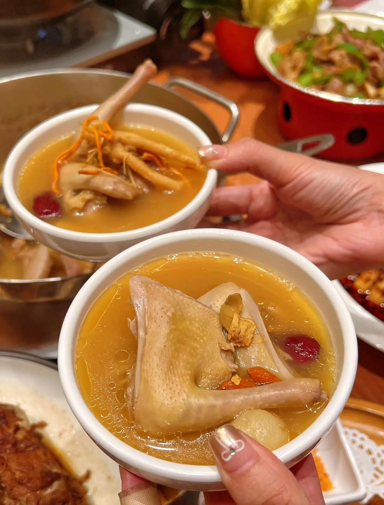 不少人想做药膳乳鸽火锅生意