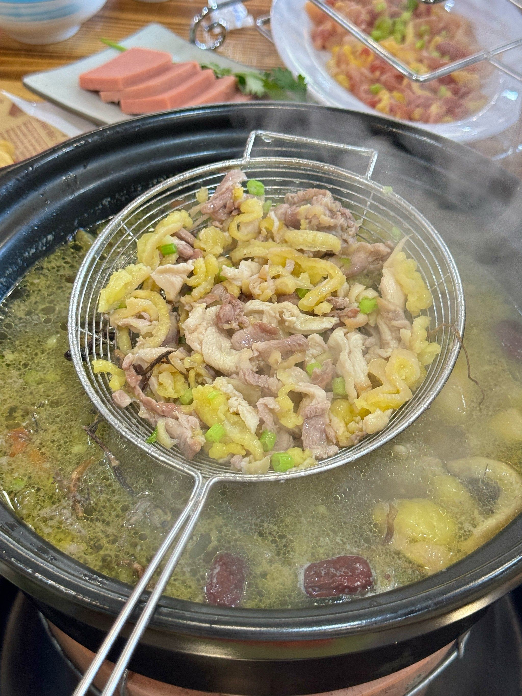 潮汕地区以其独特的美食文化闻名，其中土鸡火锅作为一道经典菜品